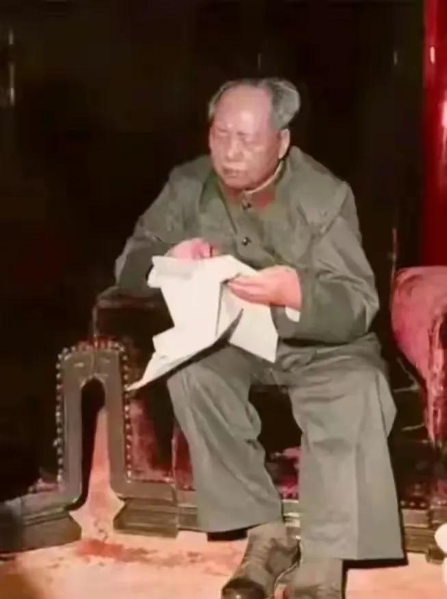 毛主席一生都在为新中国的未来呕心沥血，照片中可以看到，毛主席他老人家看文件已经非