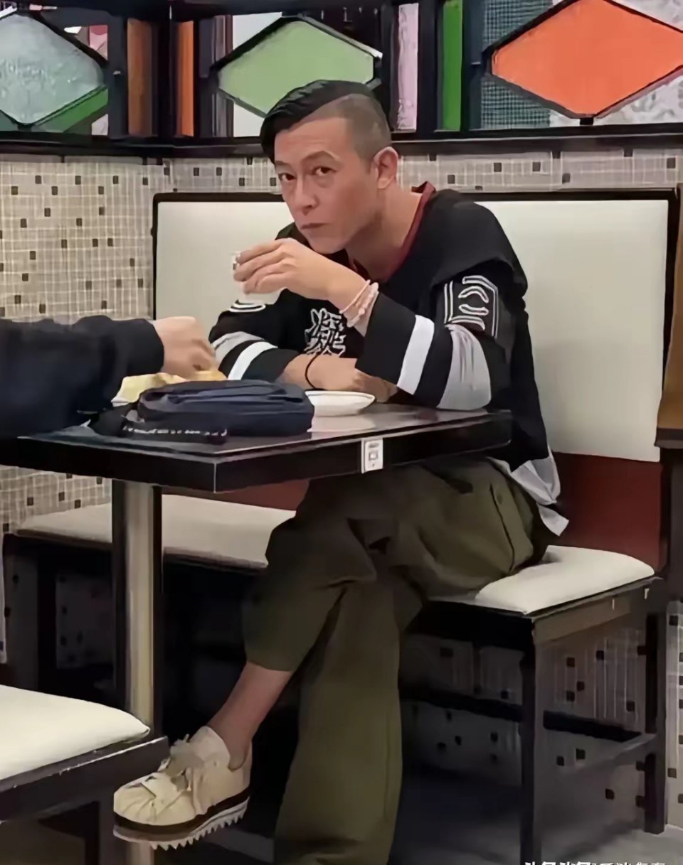 看起来挺普的一个人，不知道张柏芝看上他哪点了？ 