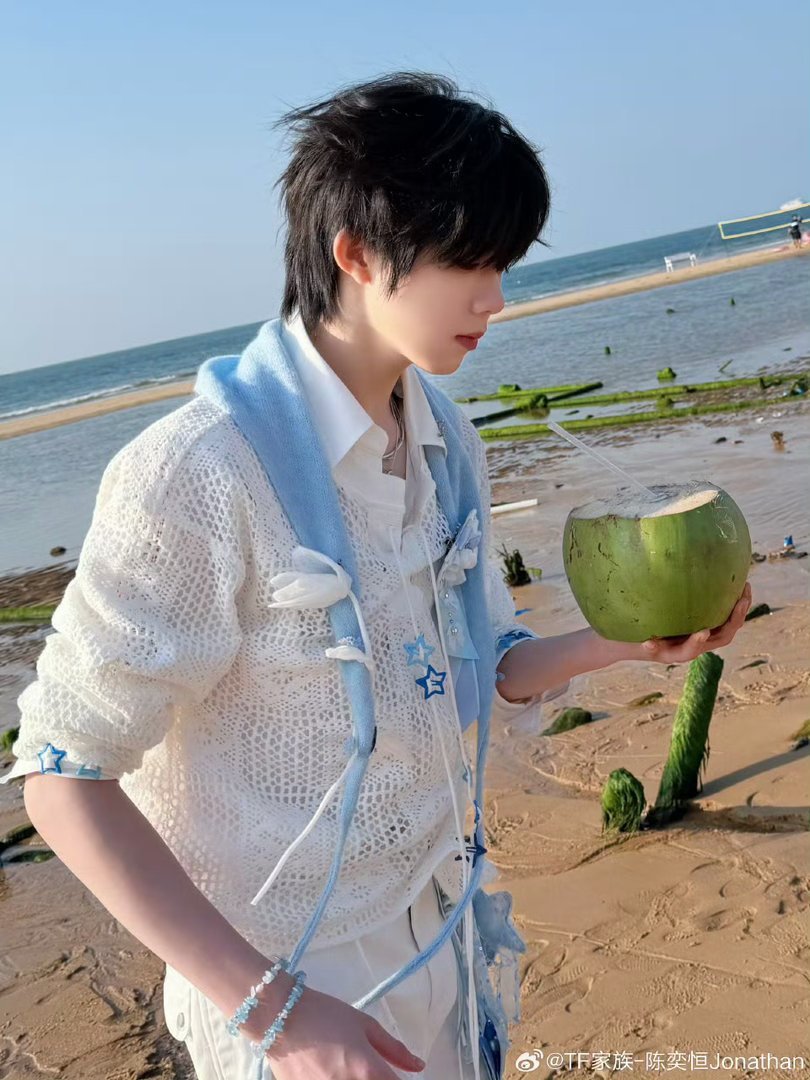 陈奕恒海口拍摄花絮照海边喝椰汁的少年，氛围感拉满～ 