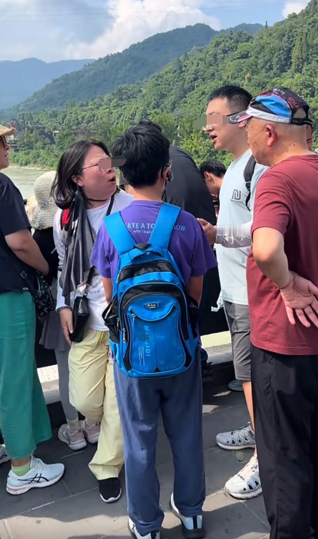 四川成都都江堰景区，疑似男生无意中碰到了戴草帽的女生身上，女生家长就说男生去摸女