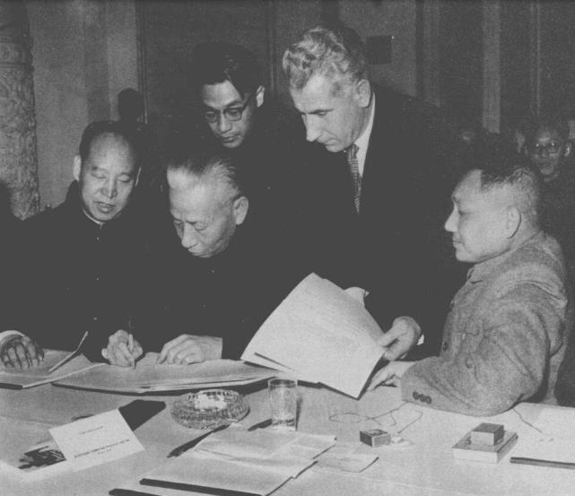 刘少奇在《各国共产党和工人党代表会议声明》上签字