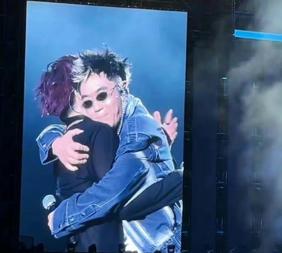 #薛之谦演唱会嘉宾是大鹏#薛之谦演唱会嘉宾是大鹏，两人合作了超燃的舞台，这样的舞