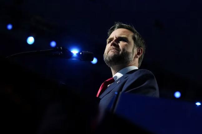 万斯说，这个人“素材足够多，能让全国人民都看呆”。他还点名得克萨斯州民主党提名人
