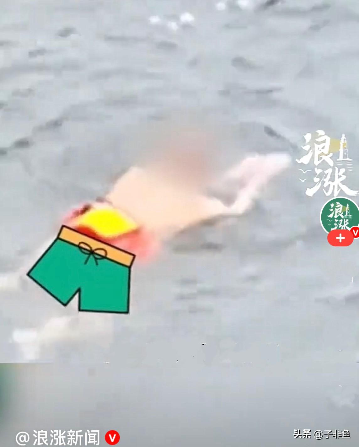 近日，四川乐山一大叔在一大桥附近江里天天旁若无人的裸泳，都一个月了，路过的市民被