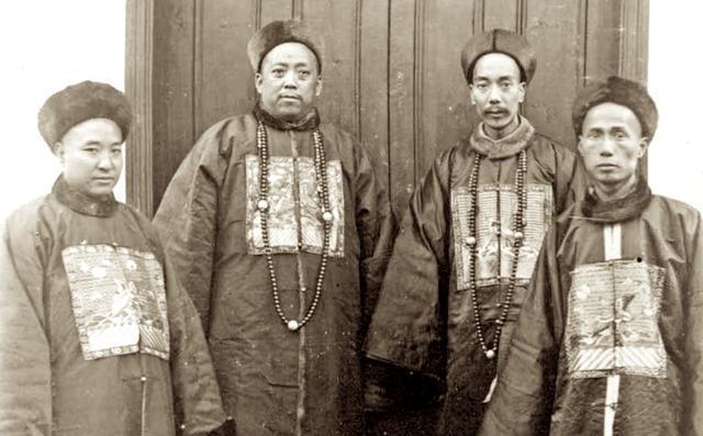 1890年的中国，一边是当官的体面，一边是老百姓讨生活的烟火与奔波！