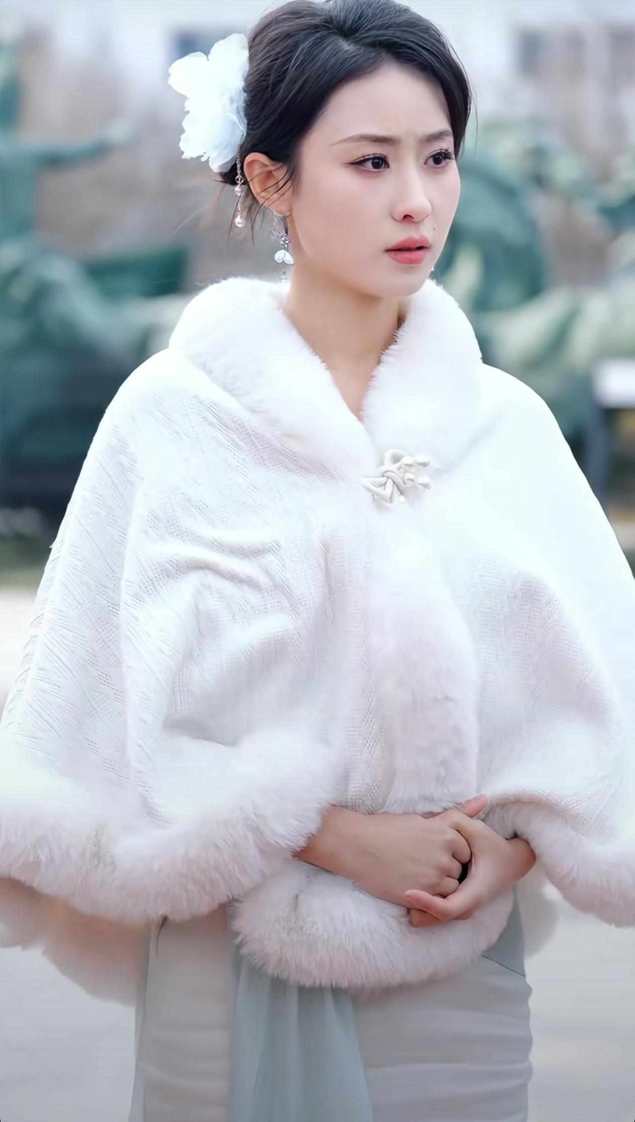 红果美女演员的时尚穿搭。
娇冷高贵气质，太有范了！