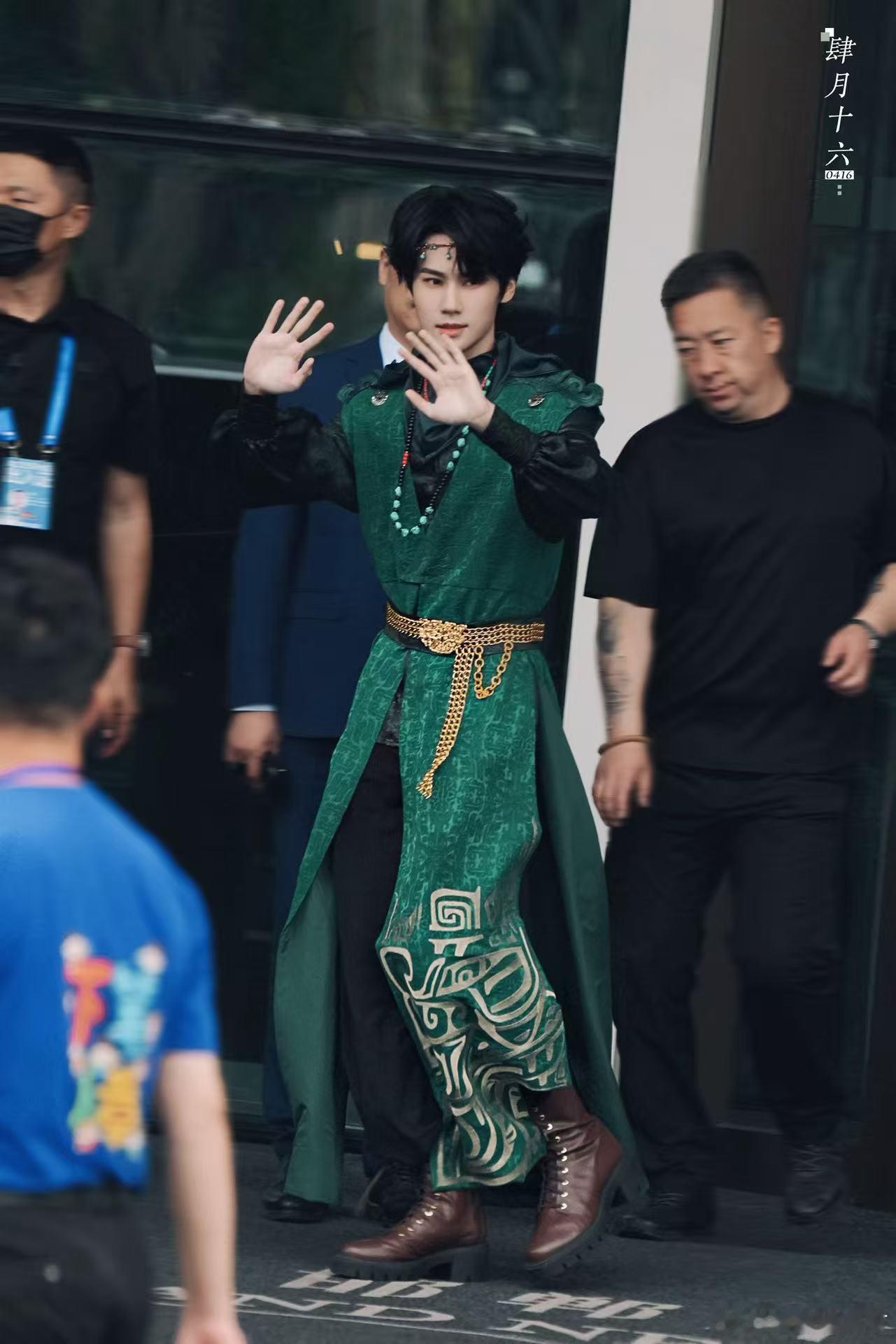张真源扶额 真的太吃这种氛围感了，没有多余表情点缀，光是扶额这个姿态就足够让人眼
