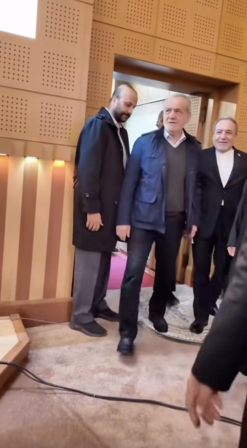 今日人物为伊朗总统马苏德·佩泽希齐扬与伊朗外长阿拉格齐。

马苏德·佩泽希齐扬是