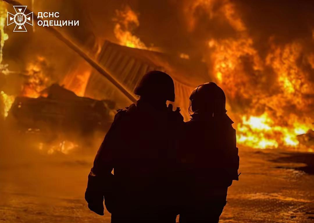 俄军已经把敖德萨炸成一片火海！今天的敖德萨港口，温度至少在100度以上。敖德萨城