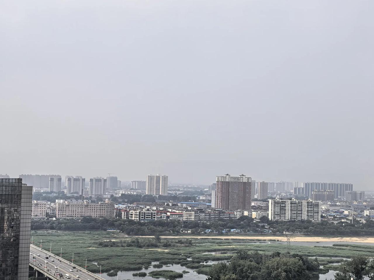 昨晚暴雨滂沱。
可是今早又艳阳高照。
能看到昨晚痕迹的。
只有窗户上留下的水印。