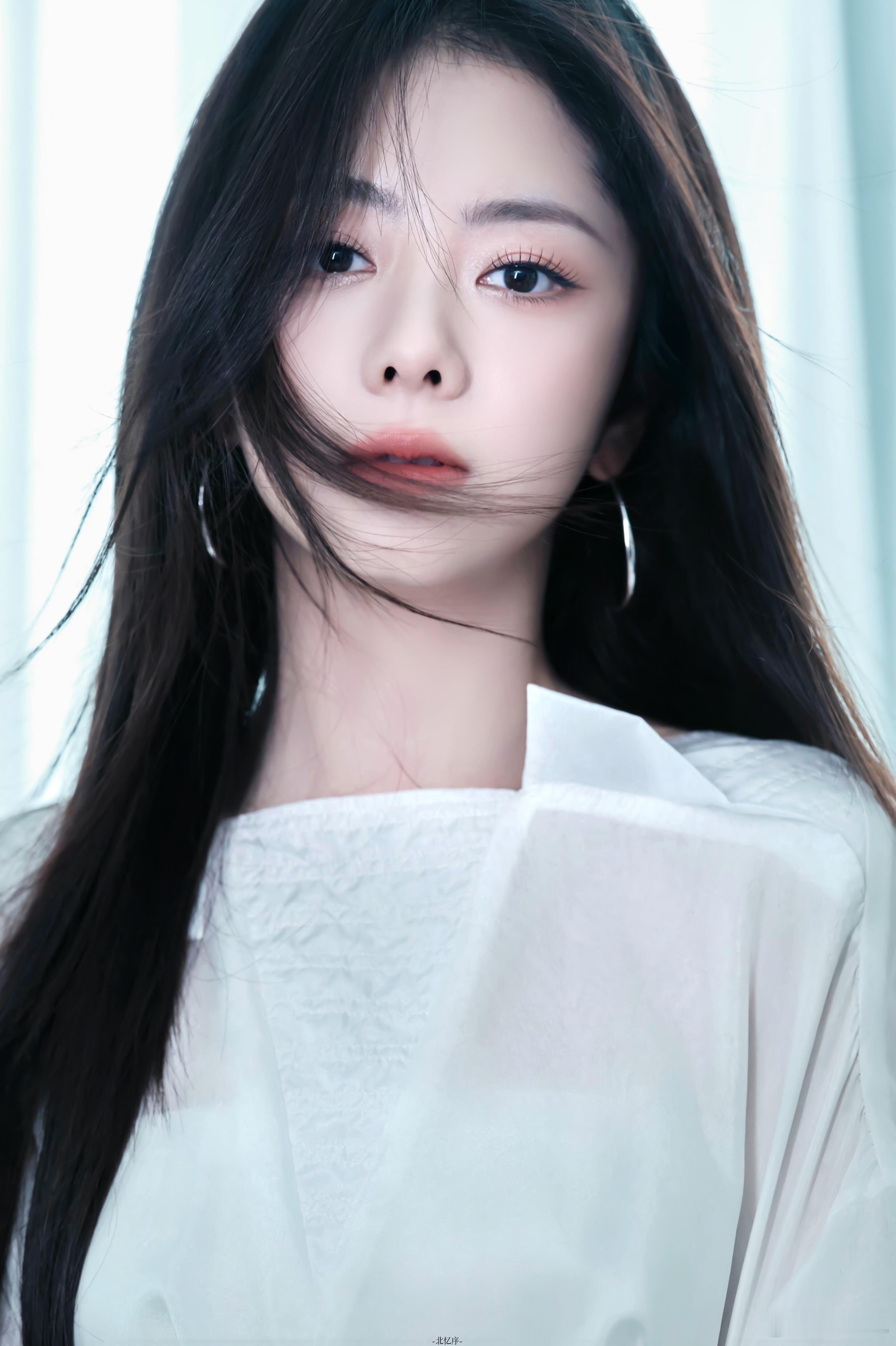 谭松韵好结实的一脚 谁懂啊！本以为是轻轻踢一下，结果谭松韵这一脚力道超足，温柔外