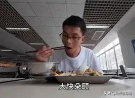 今天中午，唐尚珺更新到饭堂吃饭的视频。在视频里，可以看得出，华南师范大学的饭菜是