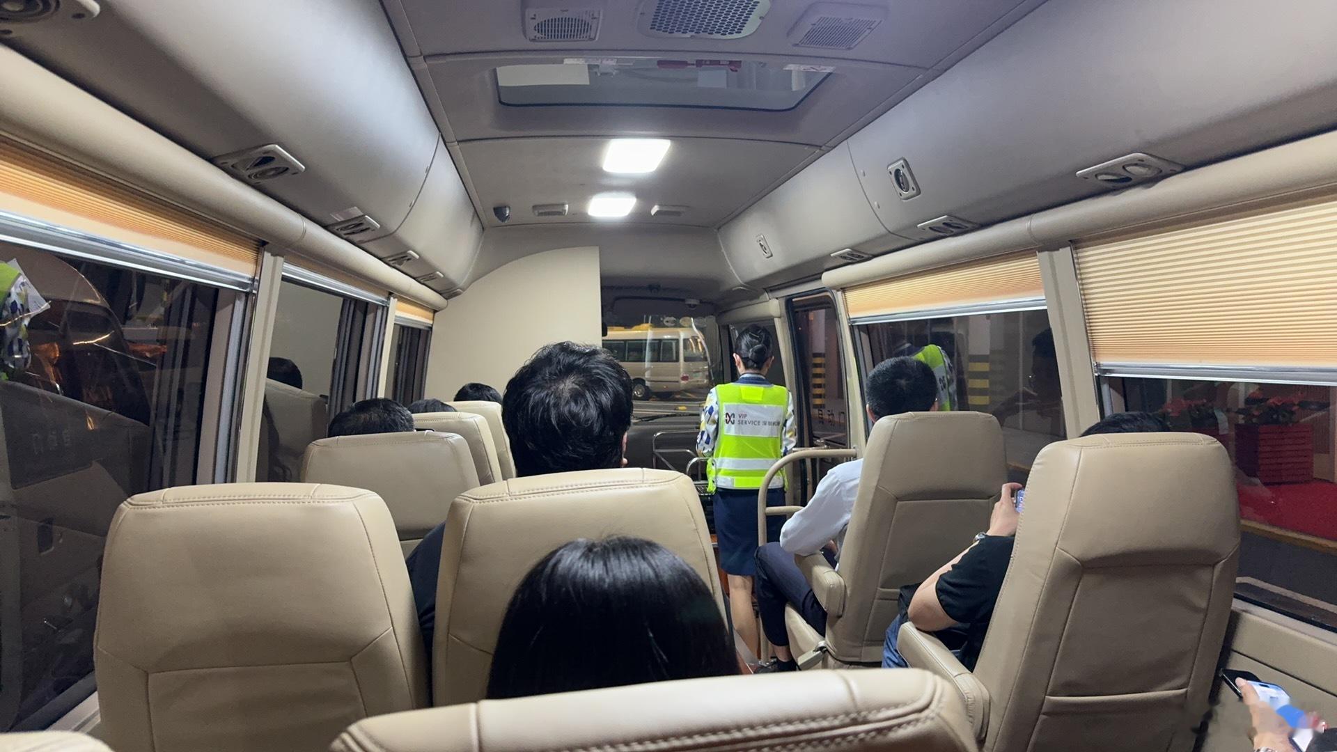 去趟北京真的太难了……本来下午5点10分起飞的飞机等到现在才上贵宾车。希望到北京