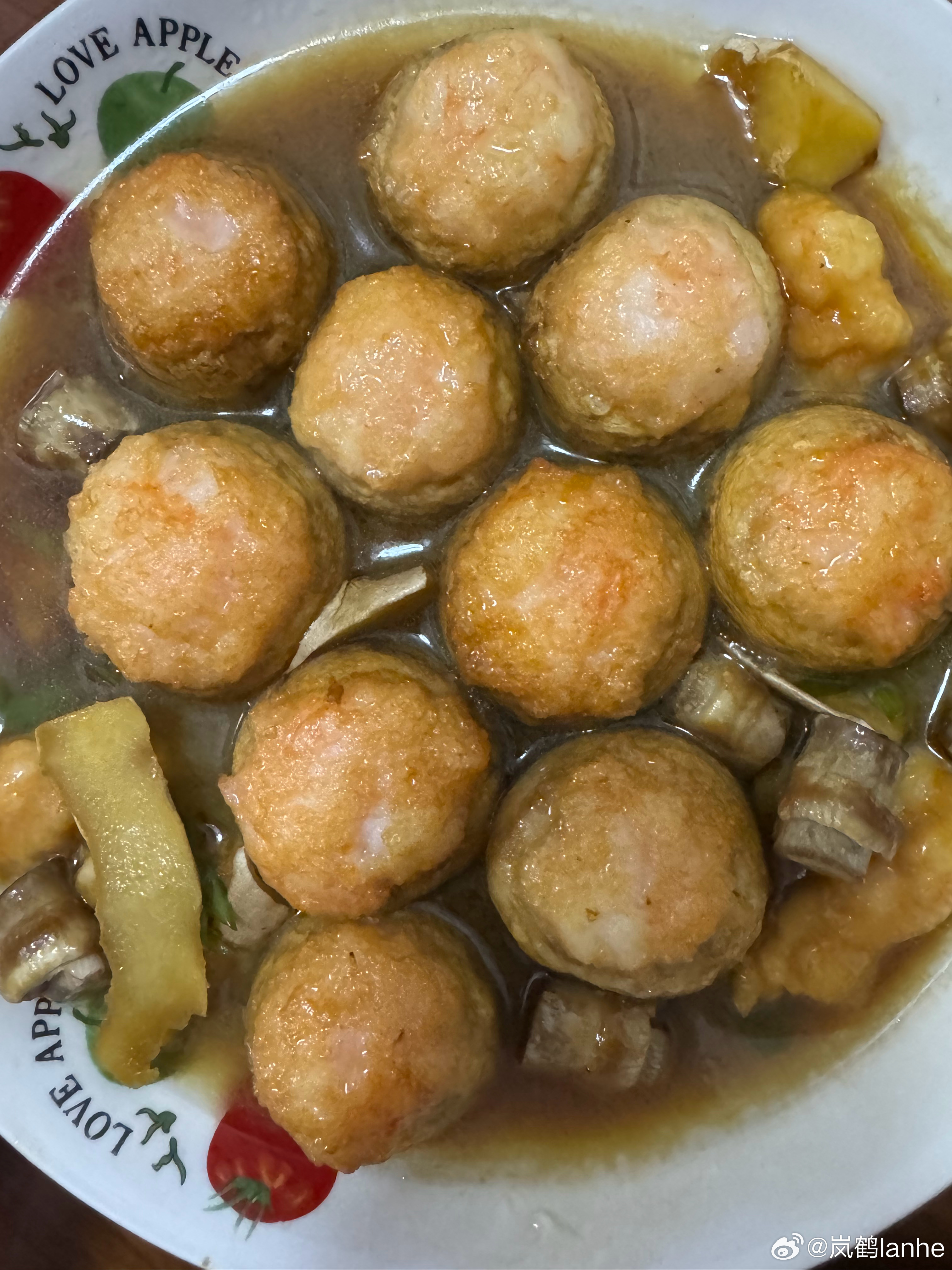 炖排骨 口蘑虾滑，啊！别的菜我就不发了我感觉回哈尔滨得进不去家门了 月半[泪奔]