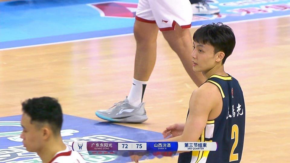 72-75，进入最后一节的决胜。目前奎因21分8篮板3助攻，徐杰21分4篮板7助