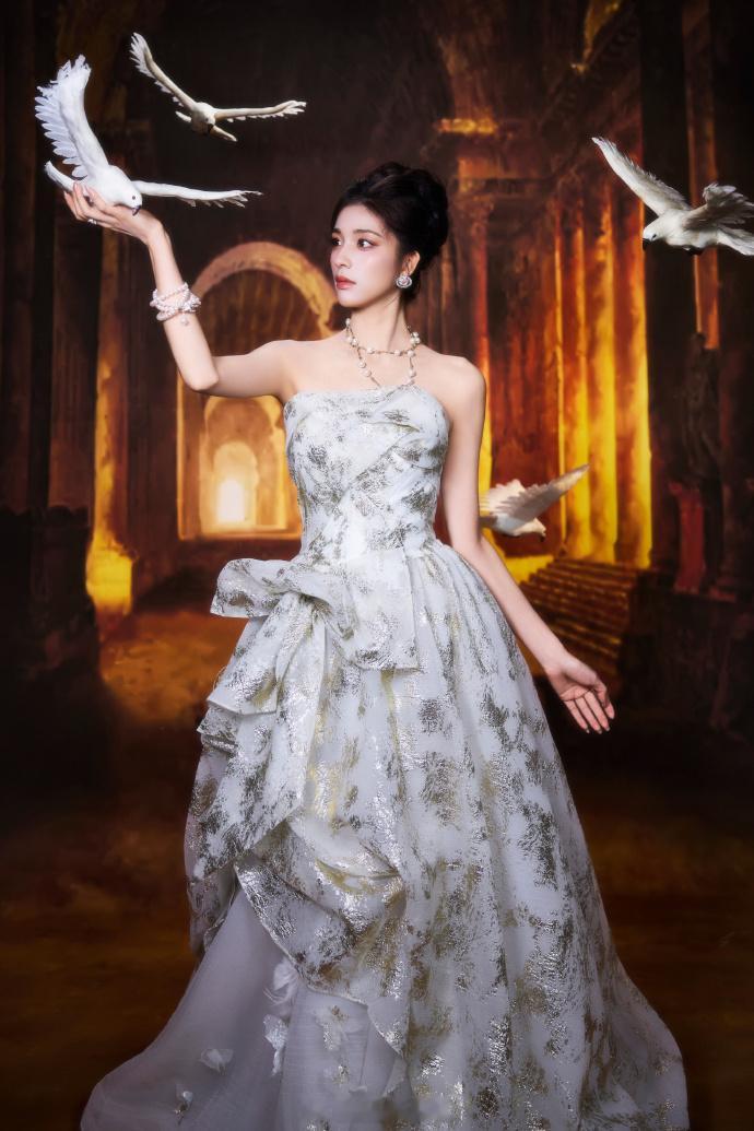 当钟丽丽身着黛青色丝绒长裙步入金鸡奖闭幕式红毯，时光仿佛瞬间倒流。裙摆流淌着文艺