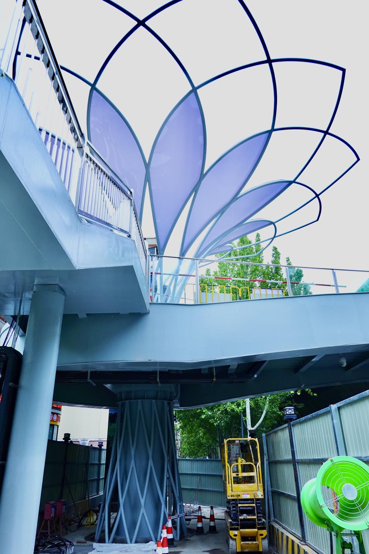 4月21日，位于百花公园东门北侧、横穿二环东路的过街天桥主体已架设到位。记者在现