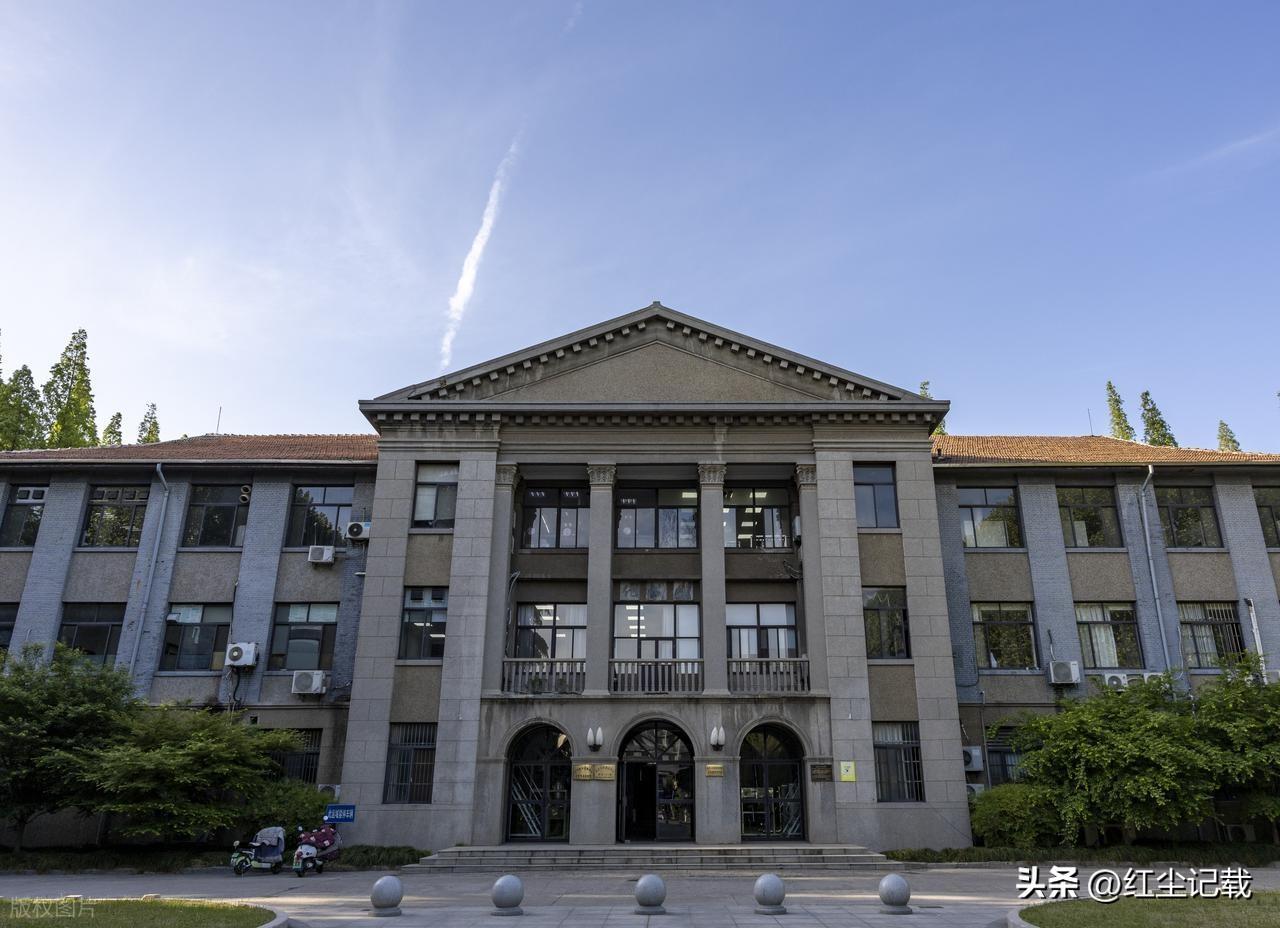 中国最惨大学专业，已经开始招不满人了！
刷到条数据，外语专业现在是真的惨。
20