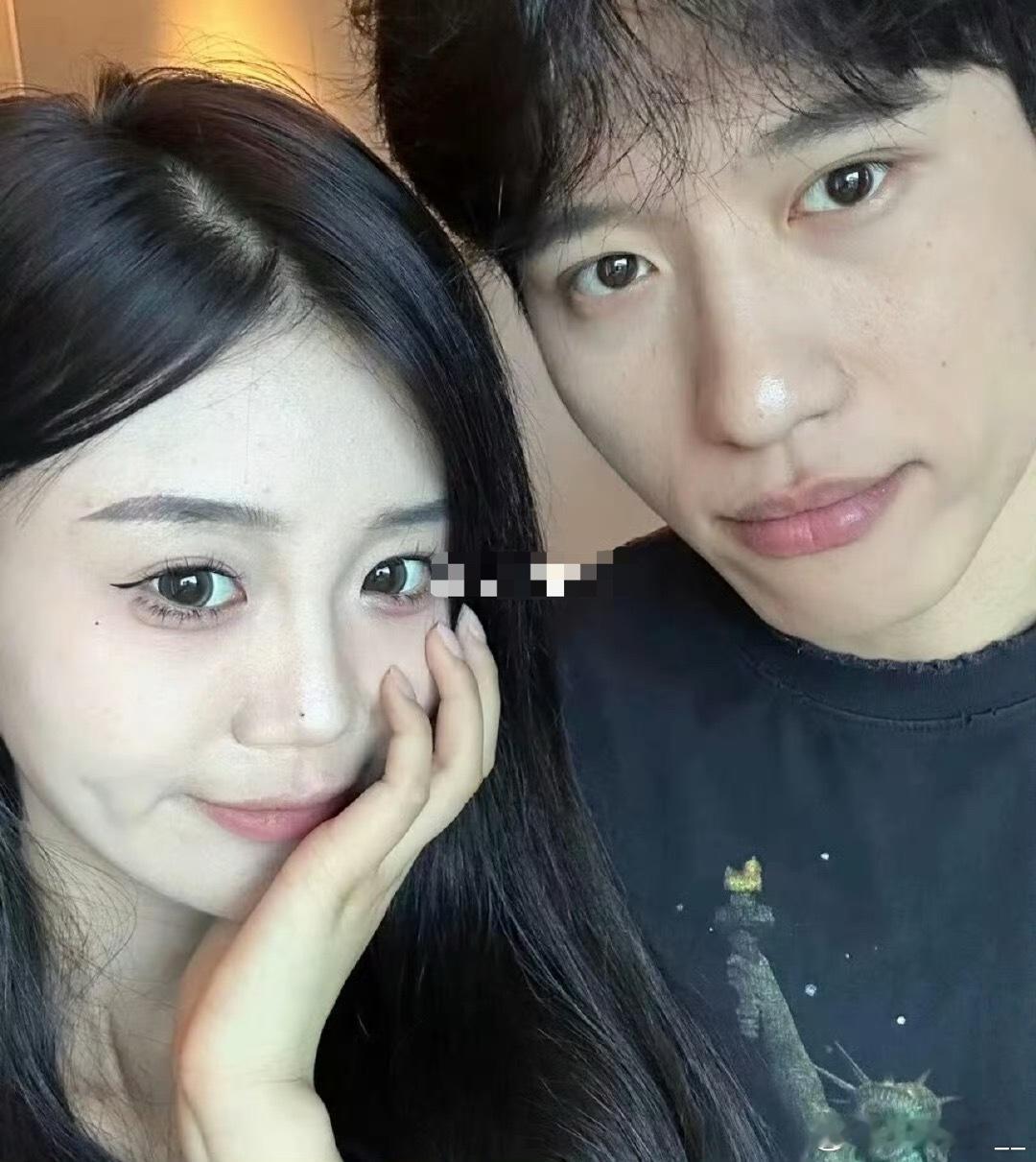 分析依玥陪播的时候，柏秋为什么不让依玥讲话。因为柏秋怕依玥抢走了他的风头，柏秋极