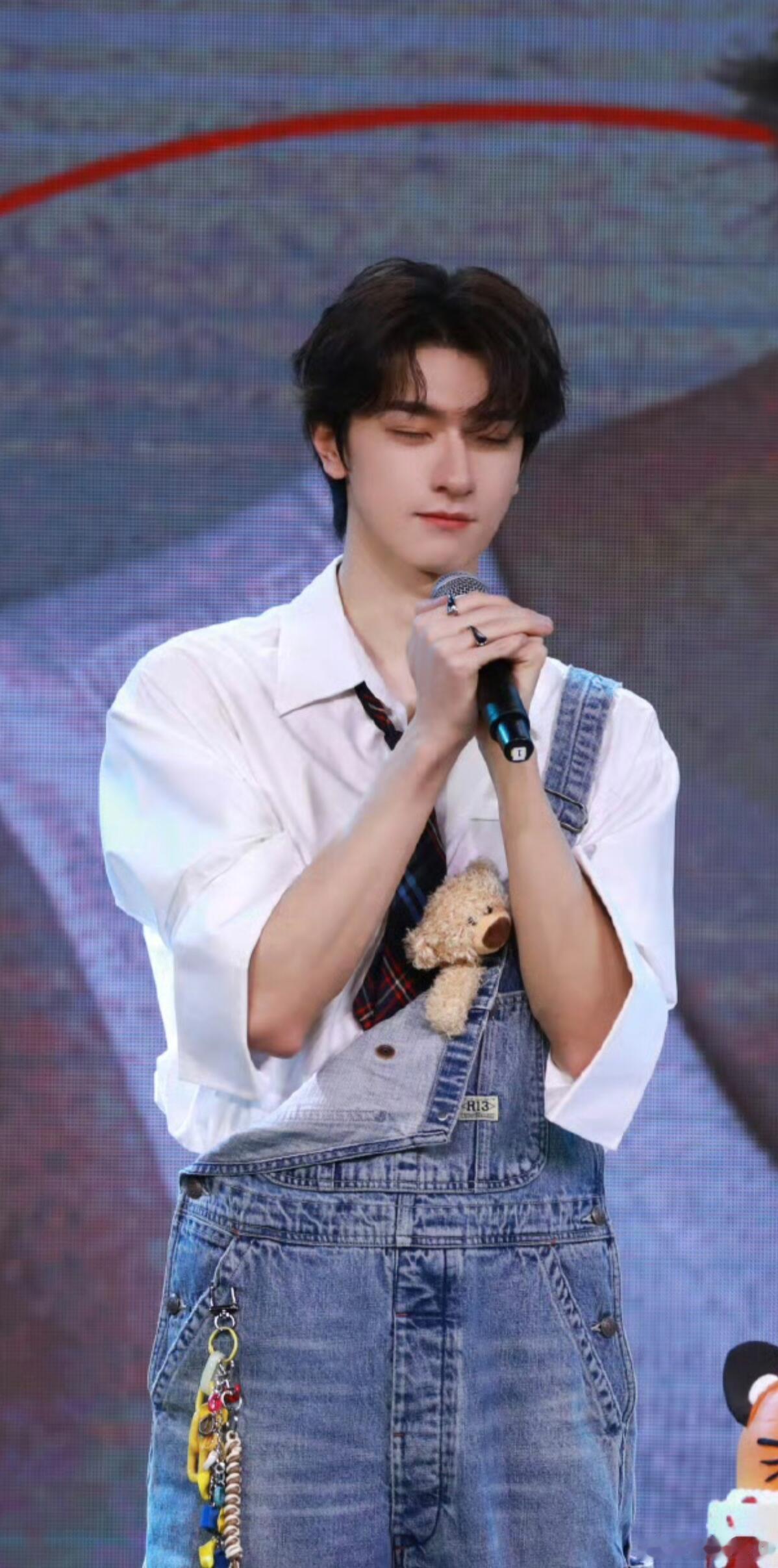 来人把林一的电池抠了 林一跳舞的卡点能力直接封神！每一个动作精准踩在鼓点上，节奏