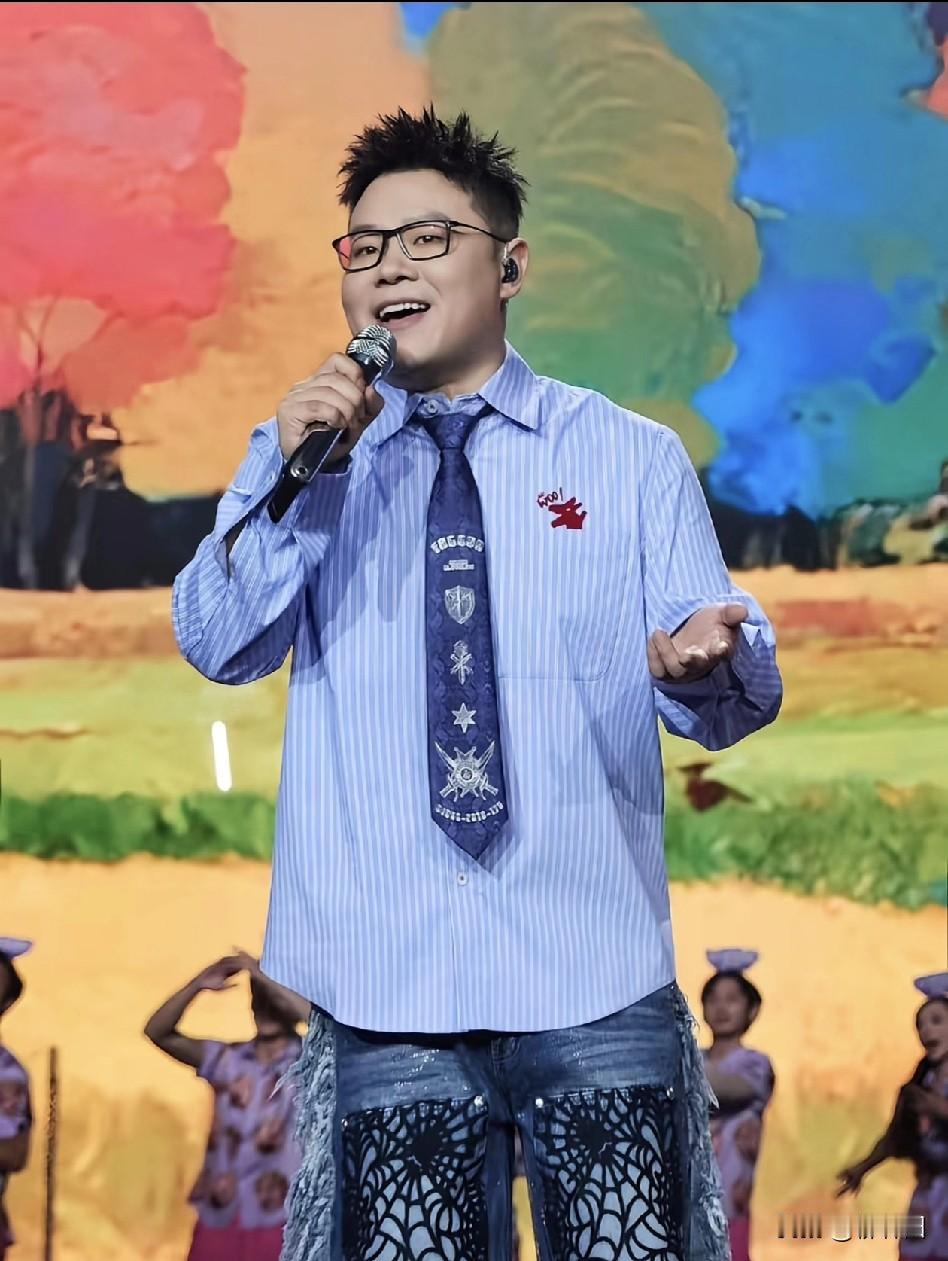 必须给小岳岳的造型师加鸡腿，搞这么帅。很多网友都评论像发福版的欧豪。

首先，从