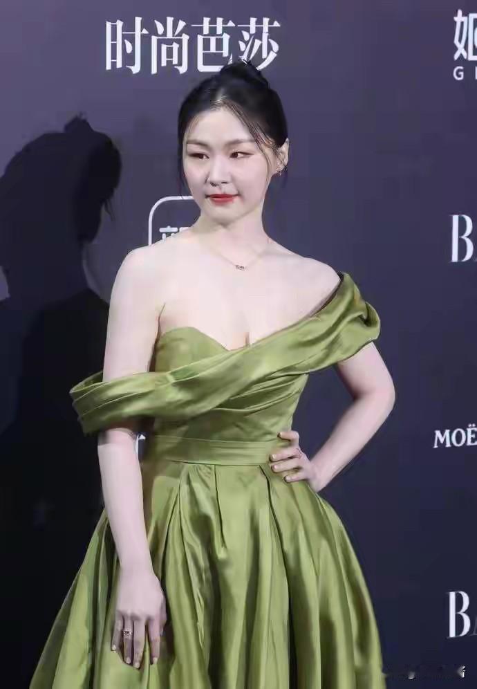 看了金靖的“背景”，才明白，墨镜导演最后为啥没有搞定她

32岁的金靖，身高1米