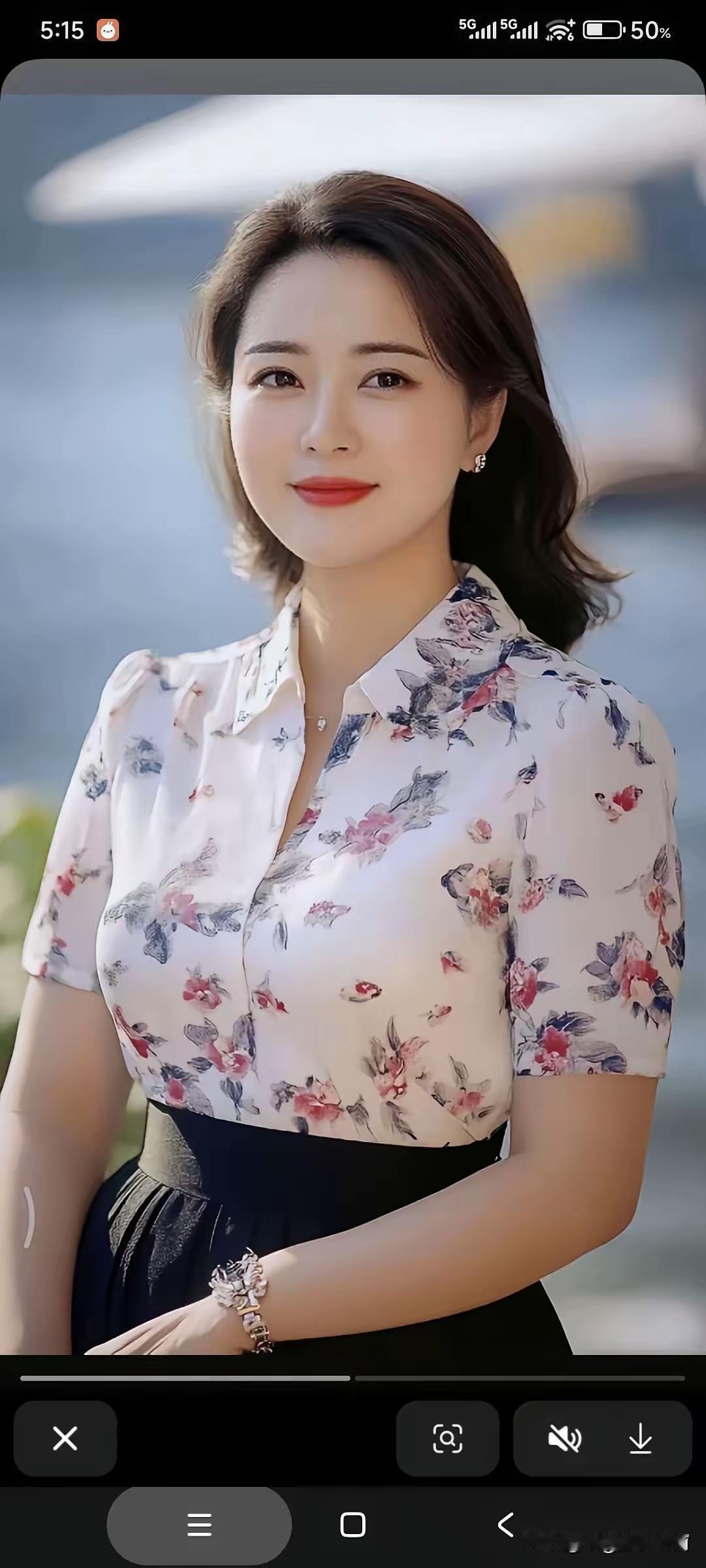 什么样的女性才叫有气质?当代女性的气质包括形象标致，活泼与严肃得当，口才与动作美