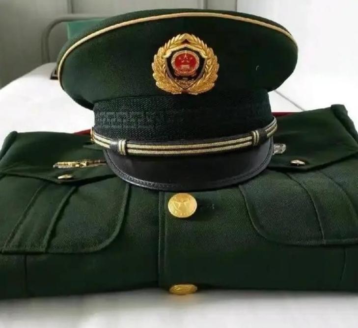 “退役”和“退伍”虽只差一字，却天差地别。退伍的义务兵，两年期满，部队叠好被子，