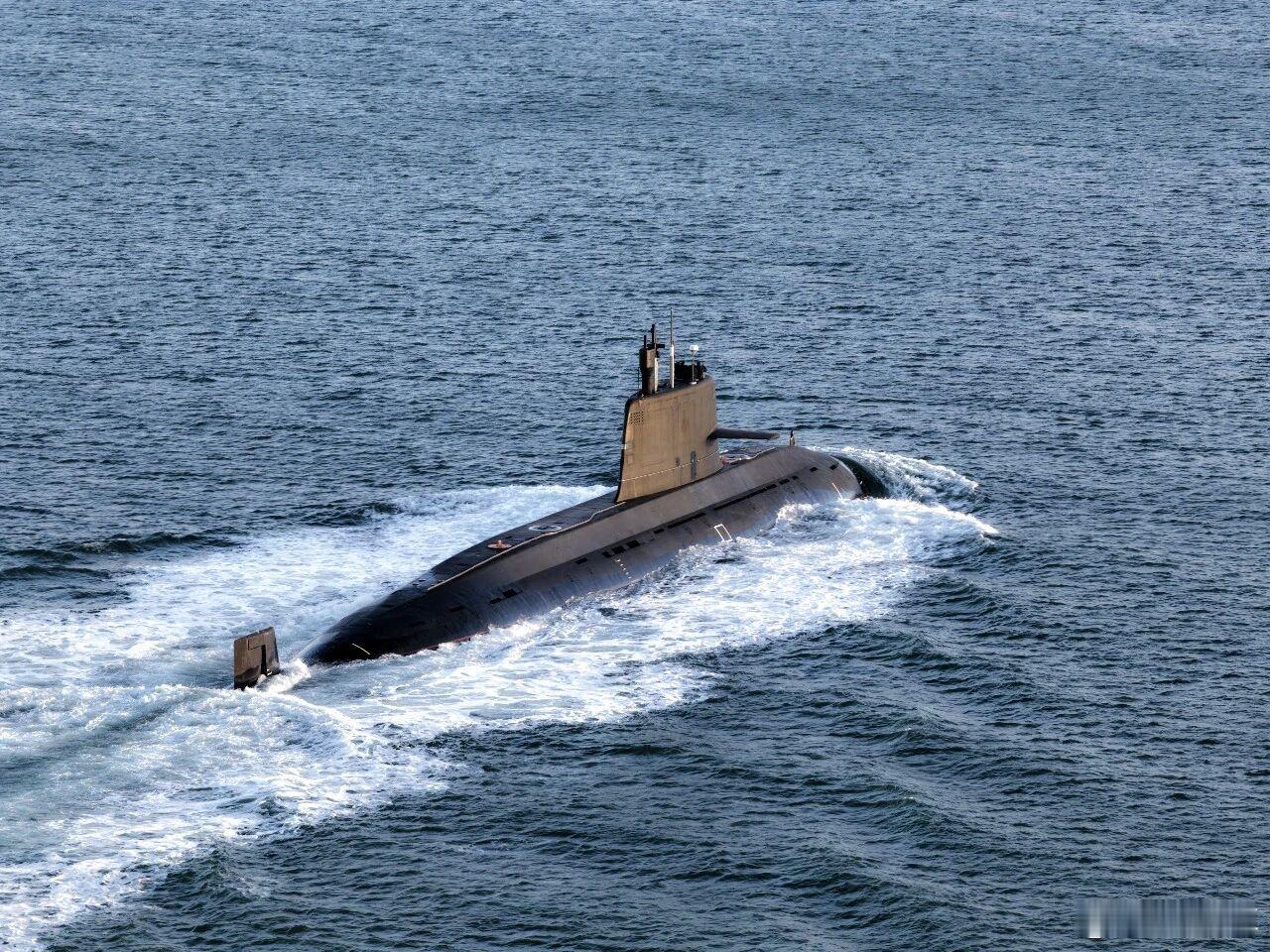 北部海军某潜艇支队开展作战应用训练 