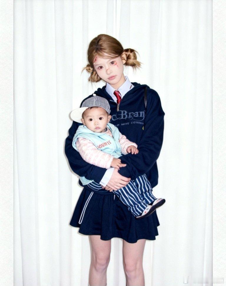 傲娇美六指 殷世航发文小时候傲娇美抱过他😄网友发现傲娇美是六指。不知真假。是p