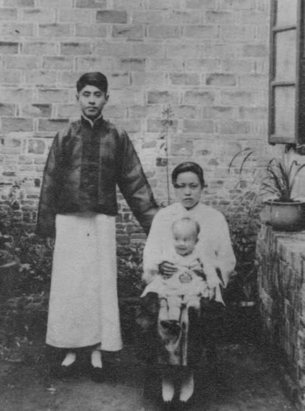 这是杨振宁先生100年前的照片，

从小的时候就能看的他的聪明，

10个月大的