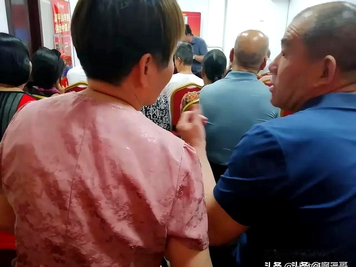 又有骗老人钱的鬼把戏。

商家打着听课旗号，给老人发10个粽子，就开始推销植物有