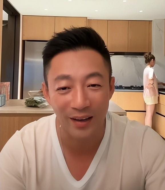 汪小菲关于孩子转学的事情，他没有回避质疑，也没有把话说死。
 
把握度留在孩子身
