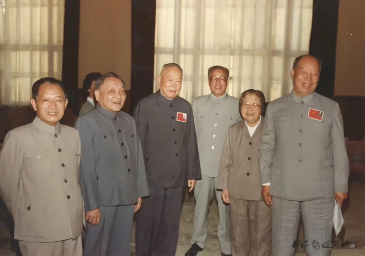 1985年9月10日，胡耀邦（中共中央总书记）、邓小平（中央军委主席）、李先念（