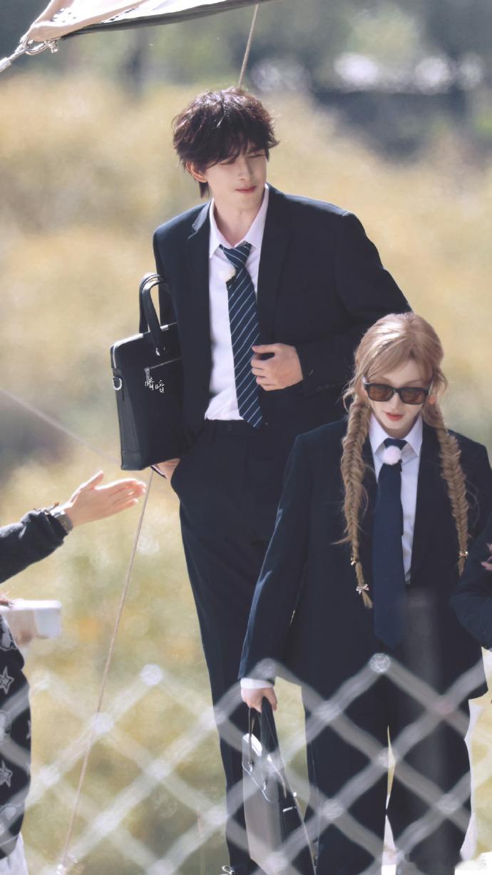 敖瑞鹏卷毛制服造型敖瑞鹏学院风制服日系男主感 敖瑞鹏学院风制服日系男主感，敖瑞鹏