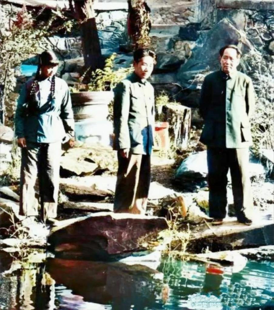 这应该是主席这个当父亲的，最幸福的时刻了，当时长子毛岸英刚刚和刘思齐结婚不久，一