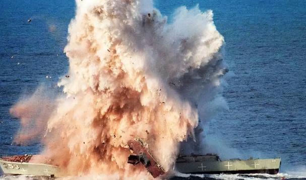 特朗普开炮了！真的是开炮！阿曼湾，一艘从中国返航伊朗的货轮，被美军驱逐舰一炮轰穿