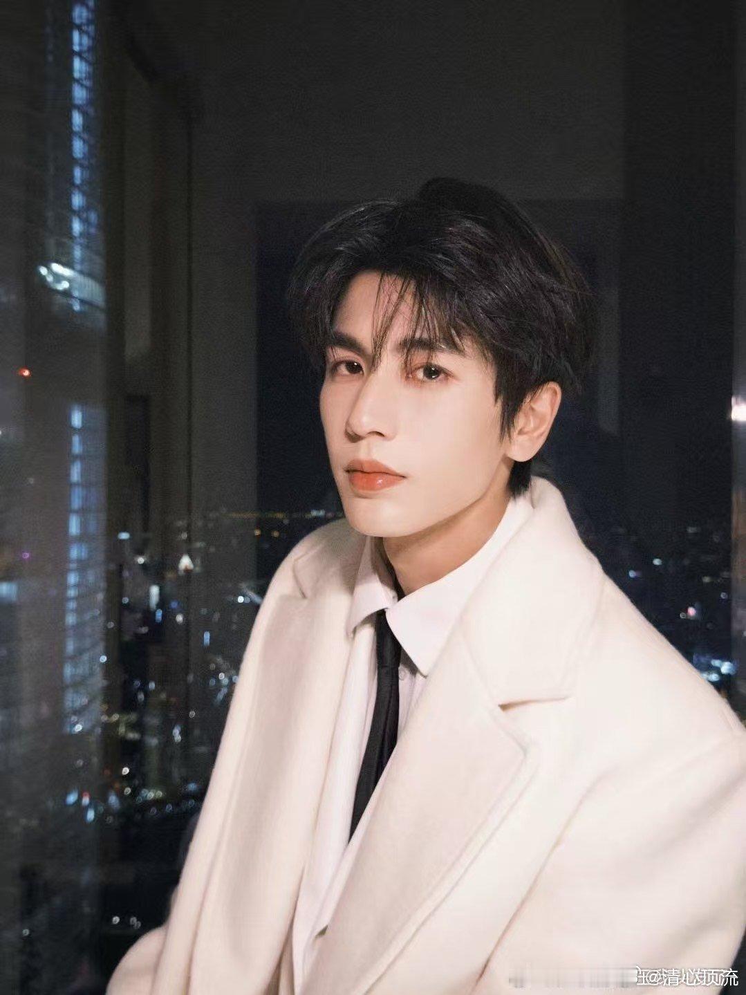 张凌赫维权案新进展张凌赫一直以来都是很优秀的演员，这种‘角色与自我’的双重张力，