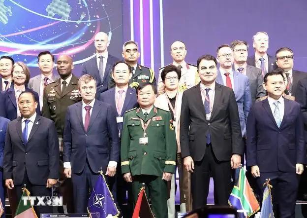 越南和韩国怎么就不对付上了？

既然是“性骚扰”，就应固定证据，第一时间报警，可