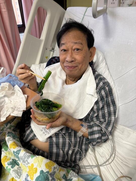 75岁黎彼得征婚失败，与钟志光吃牛杂庆生