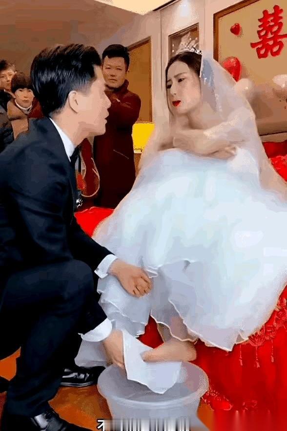 我勒个去，这新娘子简直绝了！结婚大喜的日子，不是甜甜蜜蜜，是直接上“洗脚水攻势”