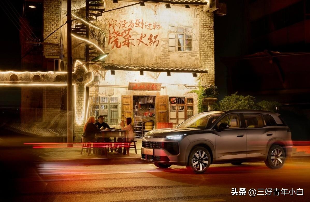 坐进车内，2770毫米的加长轴距太赞了，近2.7平方米的乘员舱，后排空间超充裕，