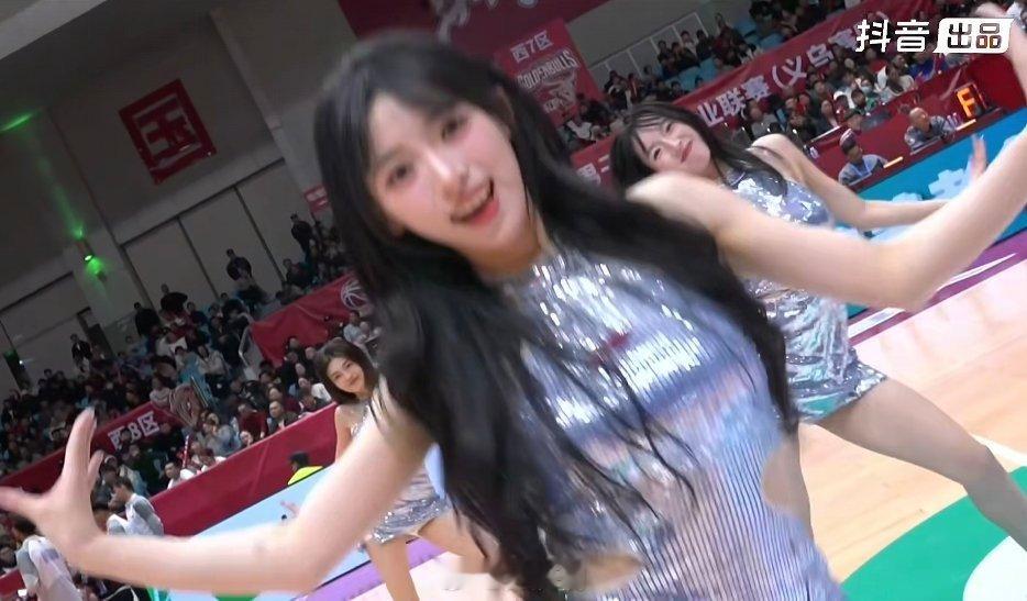 刚打完工看到半场结束了，鹏友们谁能给我说说这比赛目前怎么个情况？cba新疆男篮小