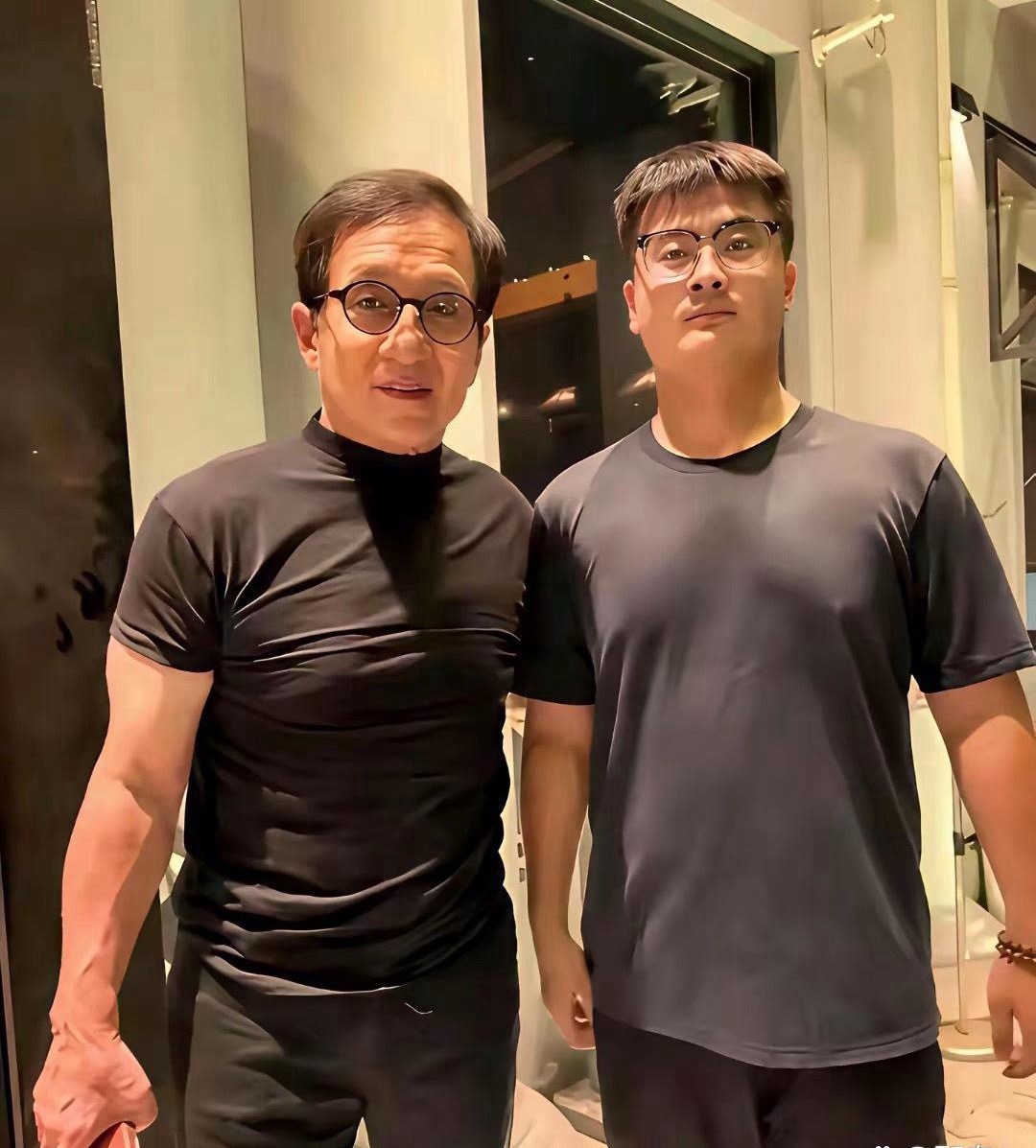 成龙大哥不愧是武打明星，体质好扎实，70多岁了，还这么生猛？差点没认出来。 