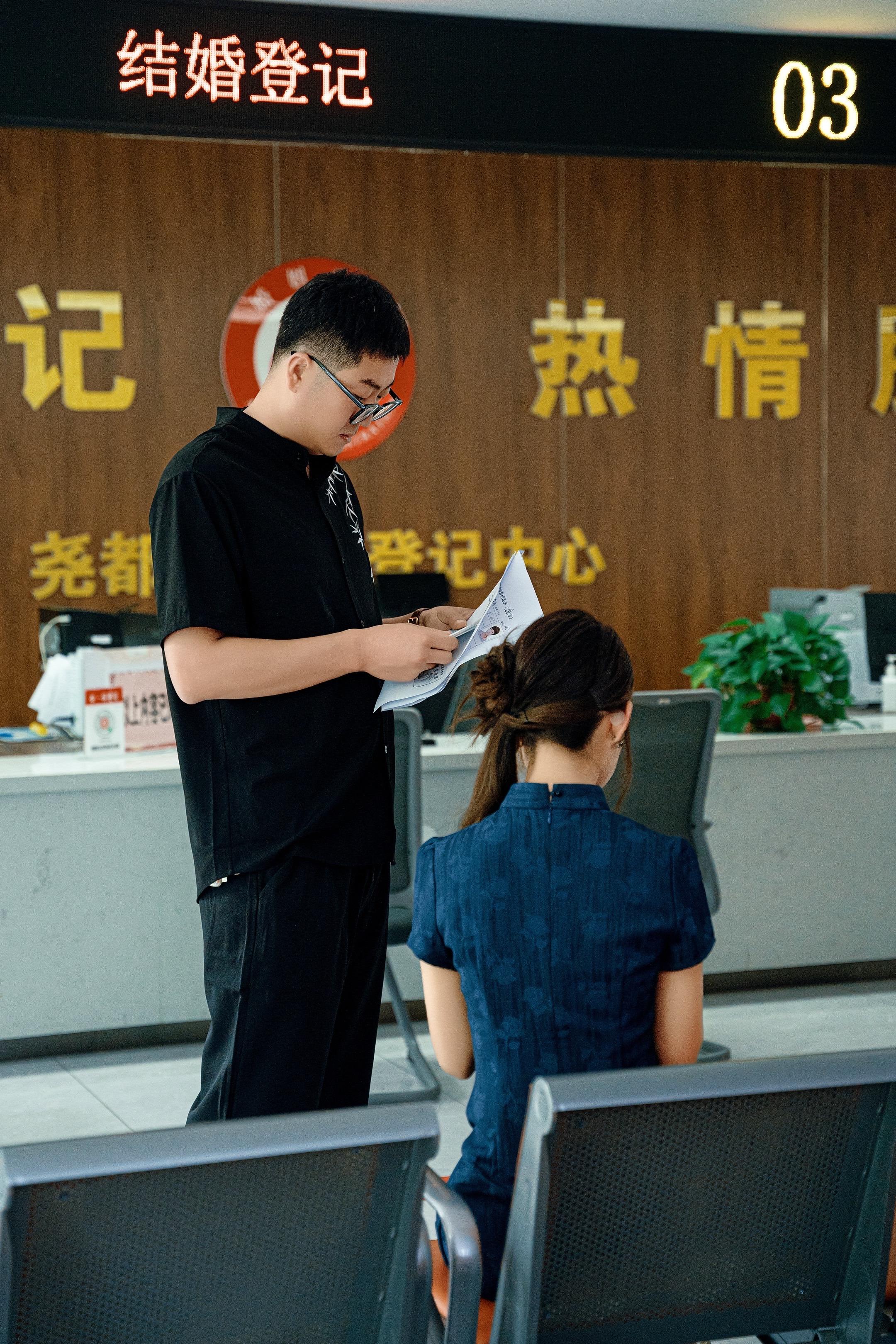 一手红本，一手鲜花与爱人❤️