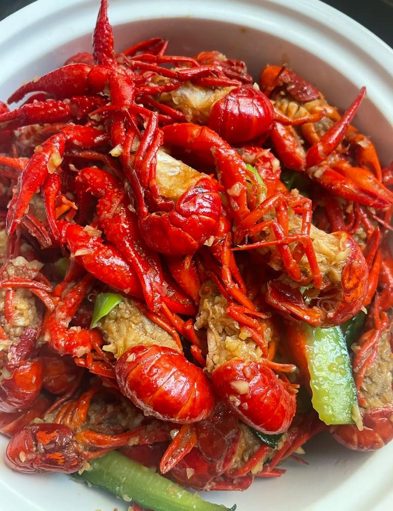 我在闪购平台订了两份小龙虾，一份蒜蓉味，一份13香味。打开盒子一吃，辣得我眼泪直