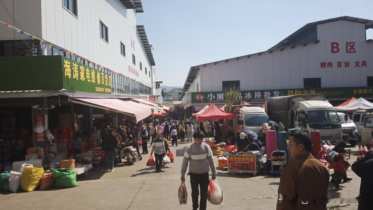 要说过年的年味儿，还得是在农村或乡镇县城浓厚。很多游子带着思念回到家和亲人团聚，