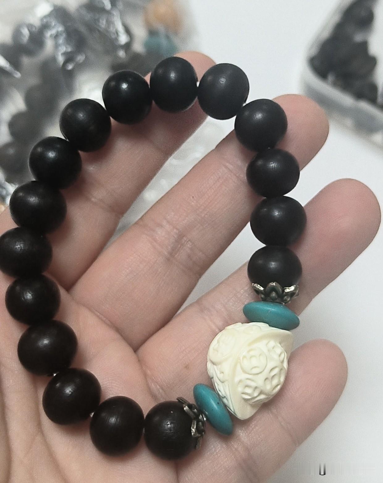 我发现有些粉粉对沉香很纠结哦。
我这里说一下哦，沉香属于顶级的奢侈品，价格是很昂