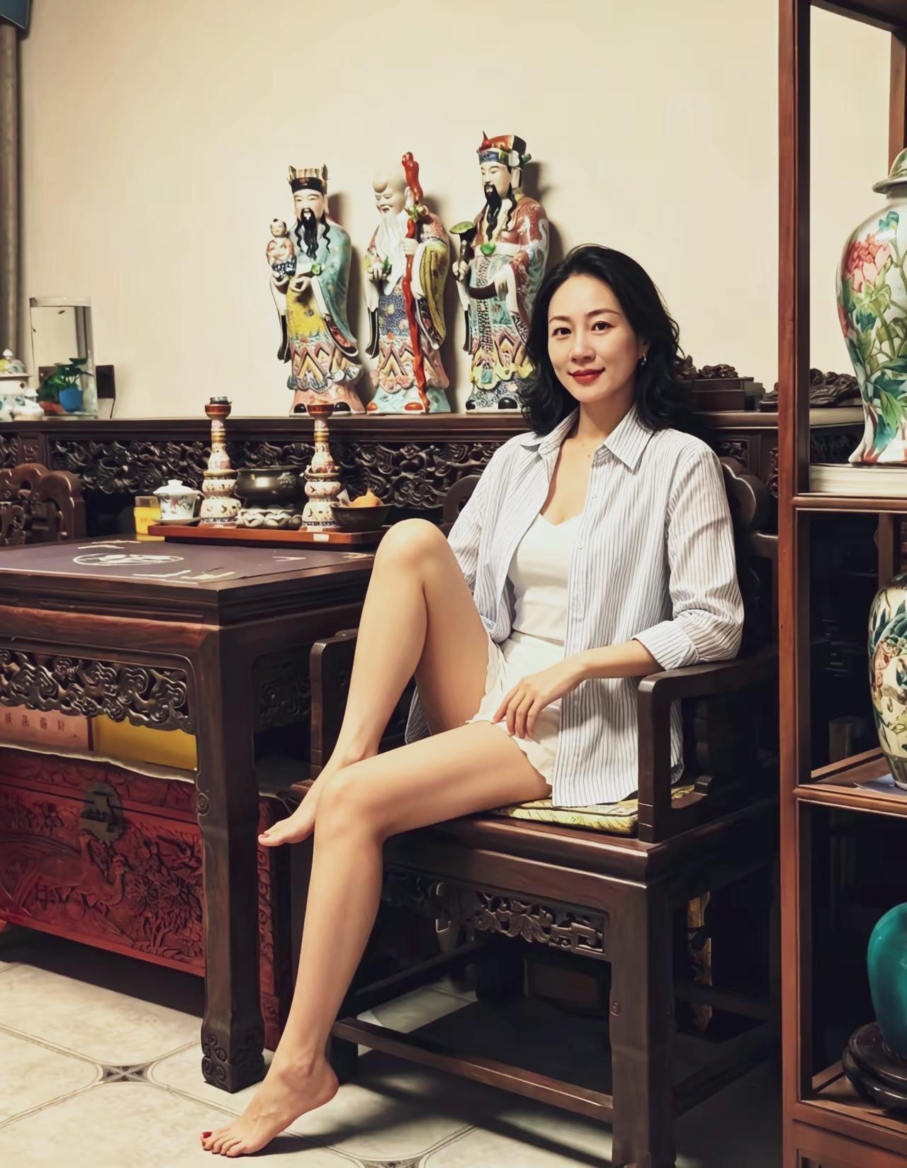 她，一个人独居老屋，清心寡欲静静心，想想来时路。期许与你相遇，结伴而行再出发…