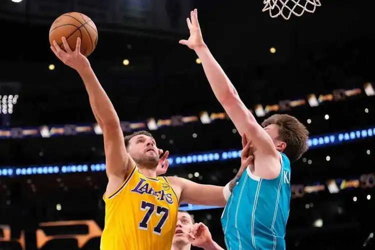 詹姆斯29+9+6湖人爆冷惨负黄蜂 东契奇39分三球30+11+9三分北京时间1